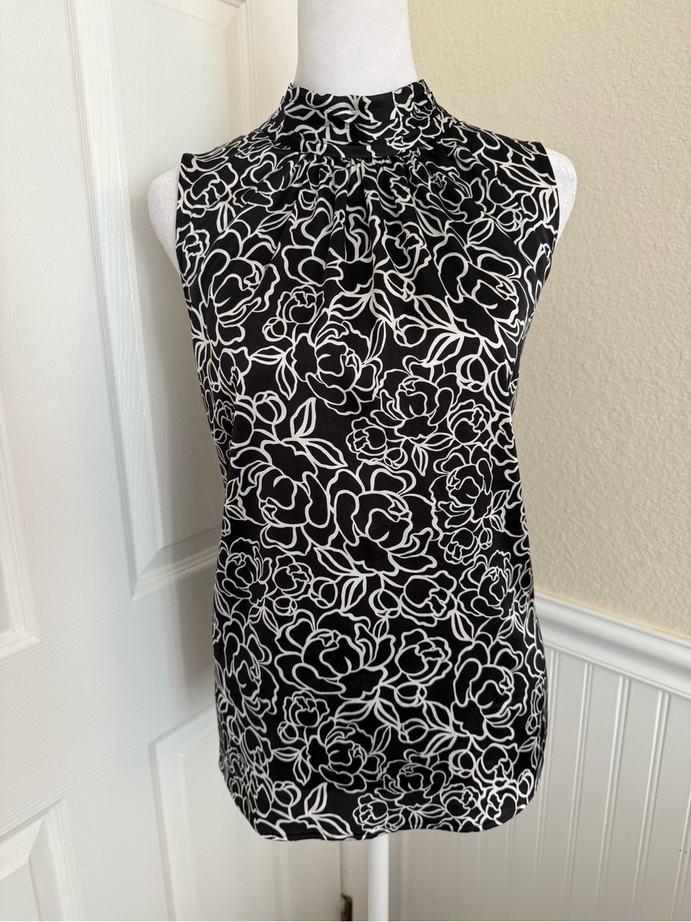 WHBM Black & White Floral Mock Neck Sleeveless Top